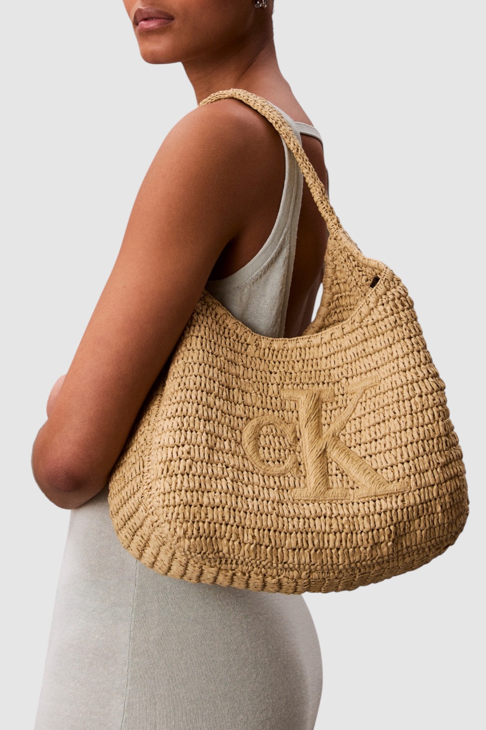 תמונת כל הלוק של תיק כתף קש לארג'